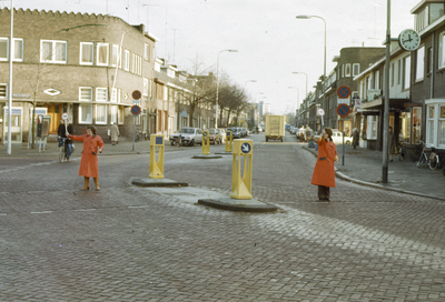 117468 Afbeelding van verkeersbrigadiers bij de oversteekplaats voor voetgangers op het Willem van Noortplein te ...
